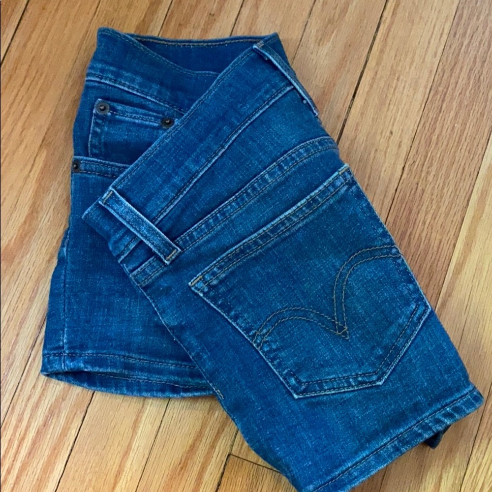 LEVI high waisted medium wash shorts 💙